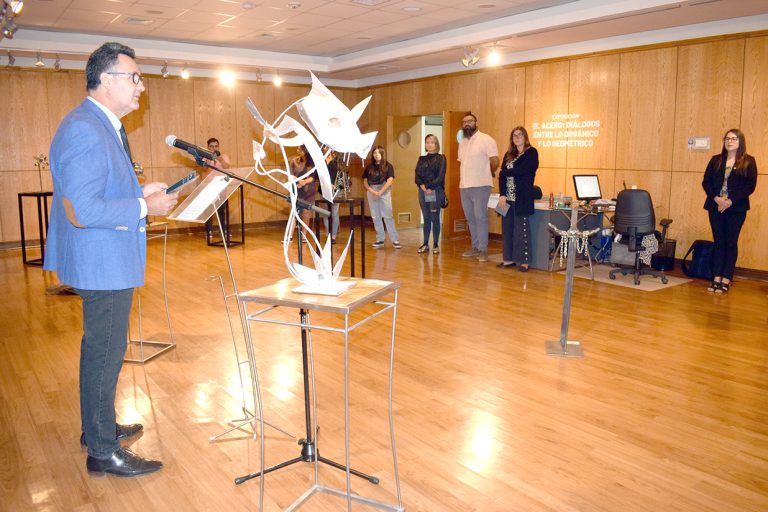 U. Autónoma presenta esculturas en  acero en exposición abierta al público