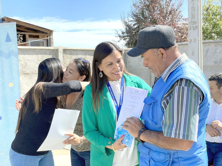 Familias de Constitución recibieron las  escrituras de sus hogares definitivos