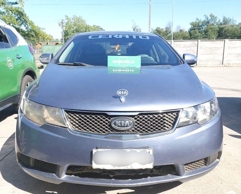 A punta de pistola roban automóvil