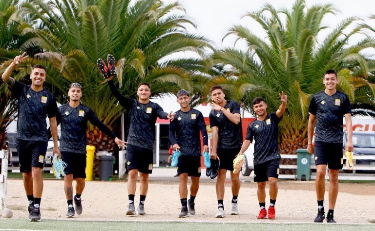 2023: Cincuentenario y debut internacional