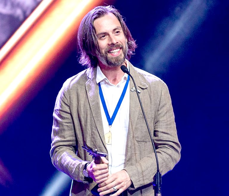 Actor dedicó premio a su madre que está internada en el Hospital de Curicó