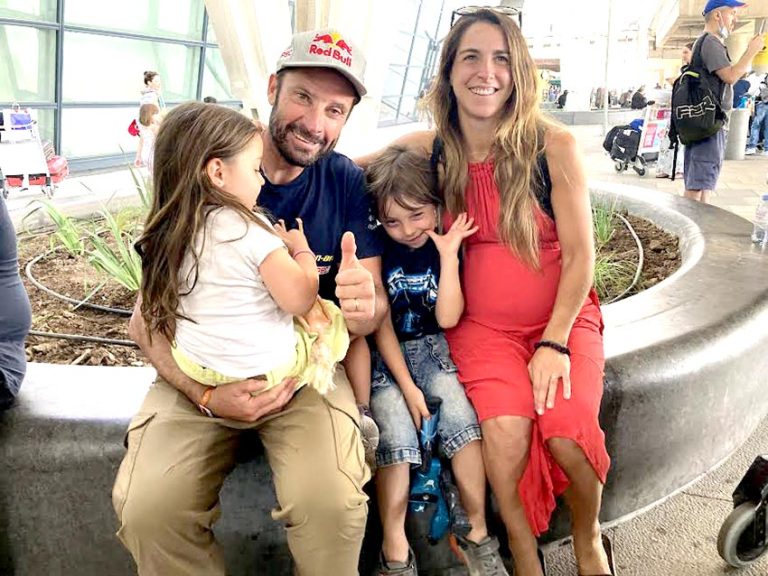 “Chaleco” López: Del aeropuerto a la clínica para recibir a su hijo