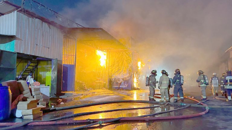 Falta de grifos complicó trabajo de Bomberos en gran incendio en Parque Industrial de Talca