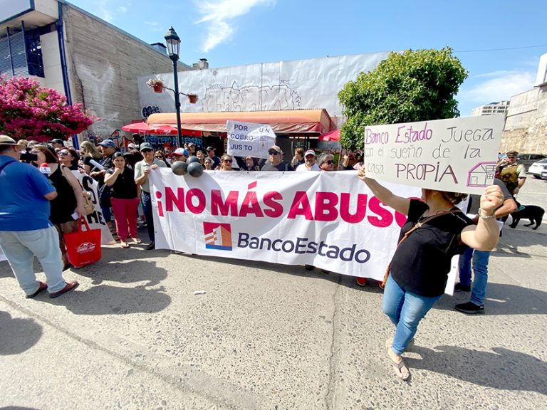 Vecinos aseguran que BancoEstado sigue cobrando cuotas de crédito hipotecario