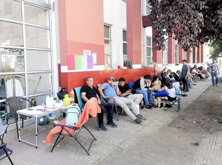 Apoderados esperan desde el viernes en el frontis de colegio para obtener un cupo