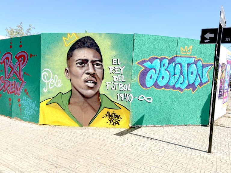 Homenajes a Messi y Pelé son los más recientes trabajos de grafitero curicano