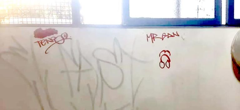 Denuncian rayados en piscinas municipales