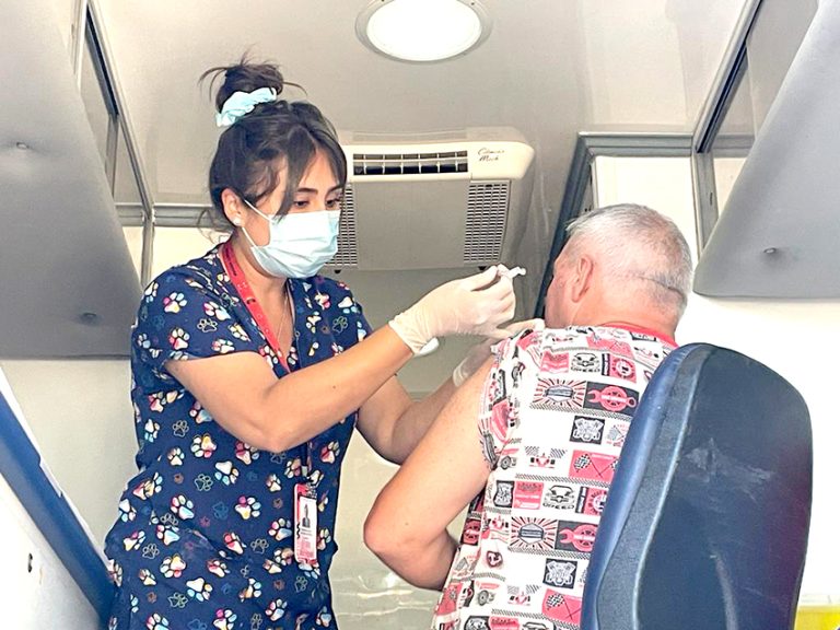 Refuerzan campaña de vacunación entre conductores de taxis colectivos