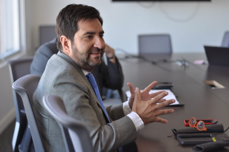 Alcalde Bernardo Vásquez por filas en colegios: “Es humillante para las familias”