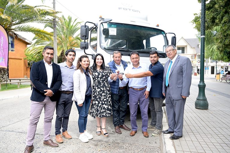 Gobierno Regional entregó vehículos a Municipalidad de Licantén