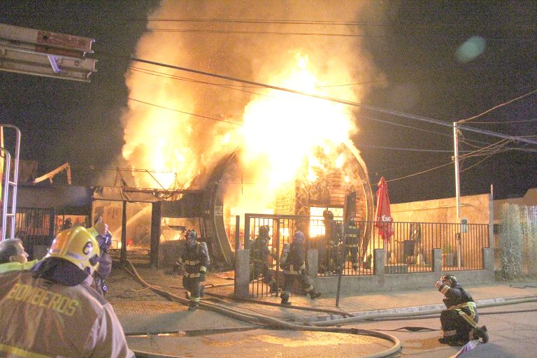 Incendio destruyó local “La Previa” ubicado en zona céntrica de Curicó