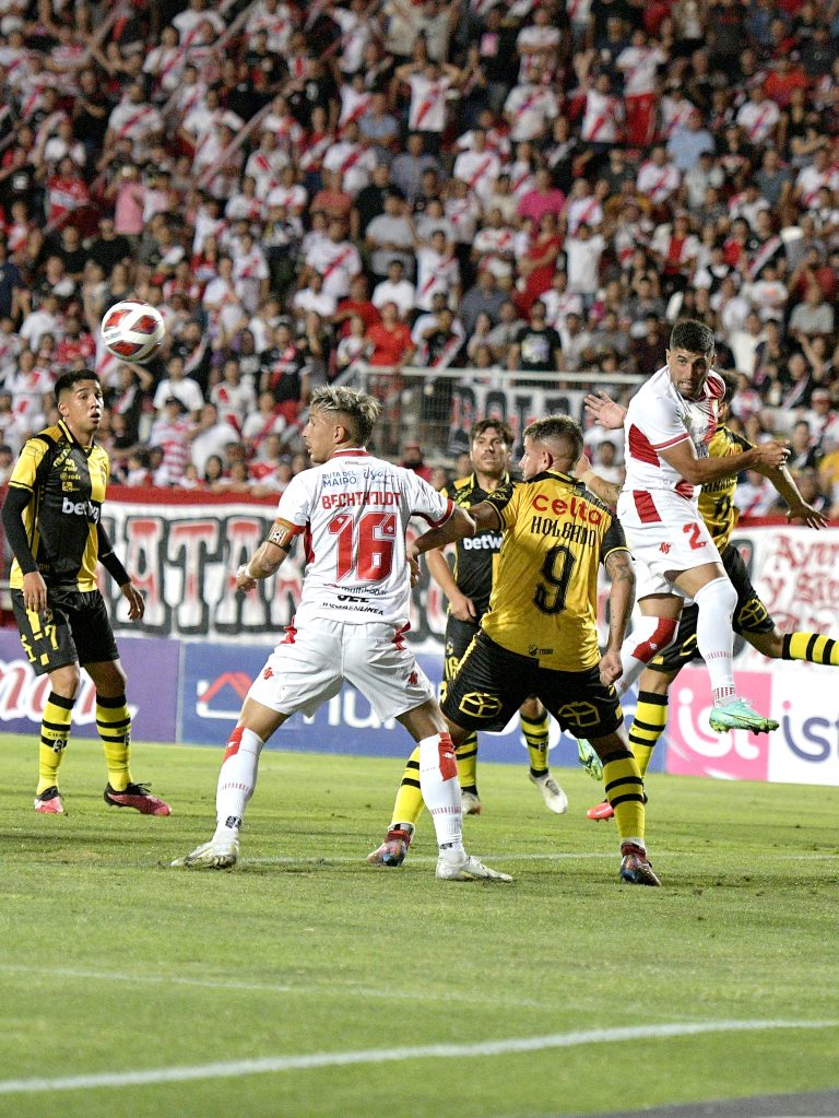 El Curi debuta ganando en casa