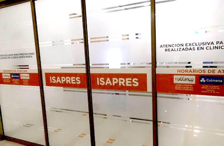 Académica advierte que sistema público de salud se estresaría con una masiva migración a Fonasa