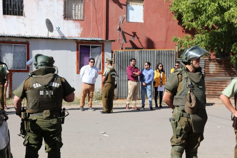 Proceden a desalojar nuevos departamentos ocupados ilegalmente en villa Las Américas