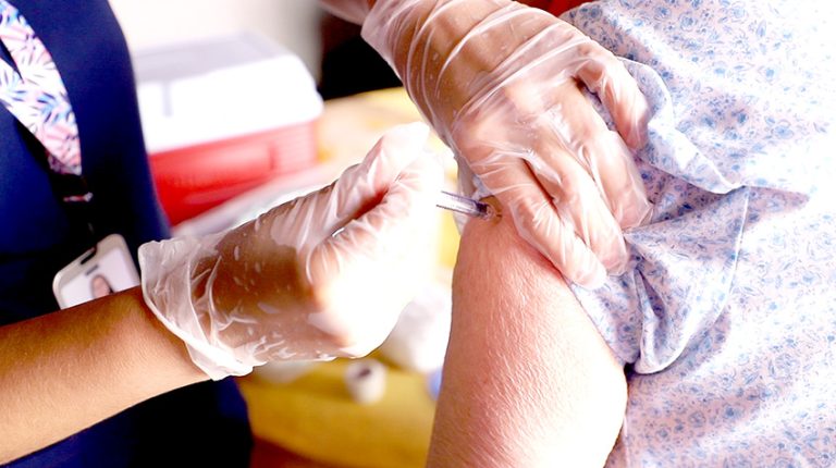 Solo el 41% de los adultos mayores está vacunado contra el Covid-19 en Talca