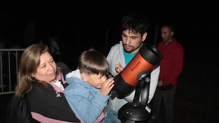 Cientos de niños y jóvenes pudieron mirar las estrellas y los planetas