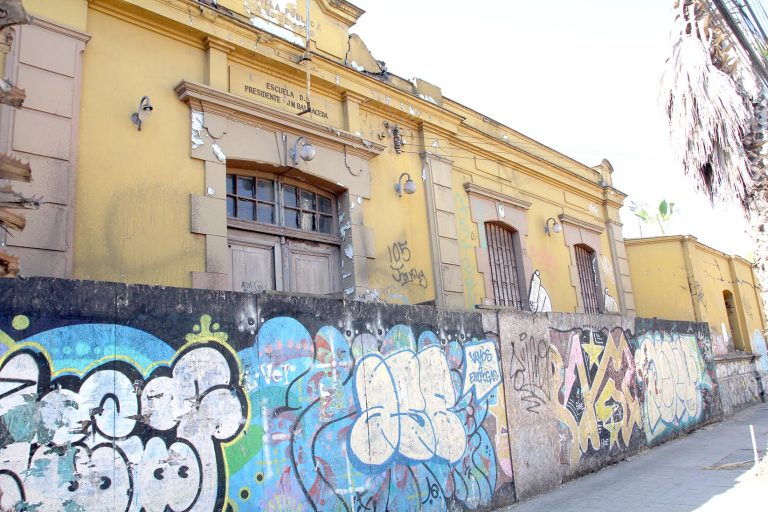 Escuela Balmaceda e Iglesia San Francisco permanecen en un largo compás de espera