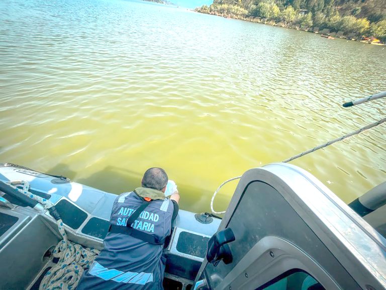 Toman muestras del lago Vichuquén a fin de confirmar o descartar agentes contaminantes