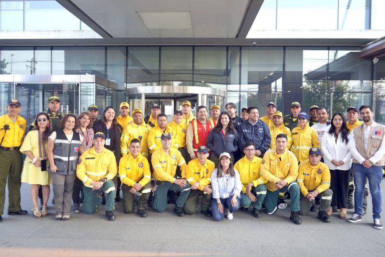 Brigadistas colombianos llegan para ayudar a combatir incendios forestales en el Maule