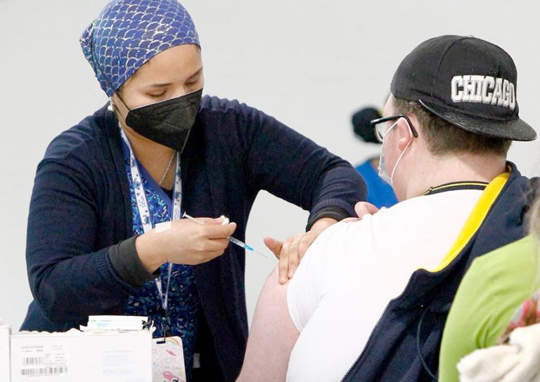 Realizarán vacunación contra el Covid-19 en la previa del partido de Curicó Unido