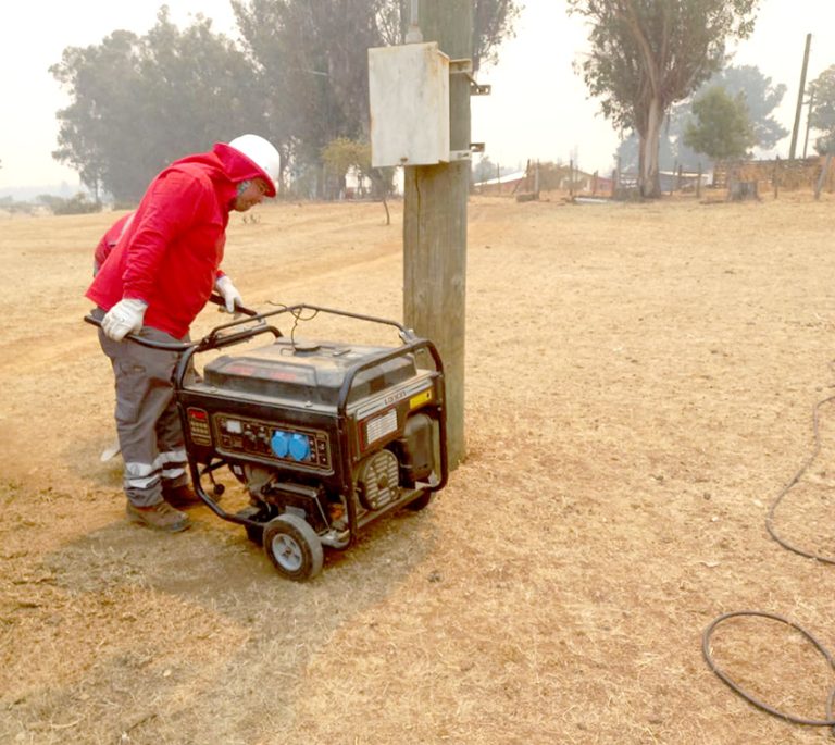 Con generadores abastecen de energía eléctrica a afectados por incendios