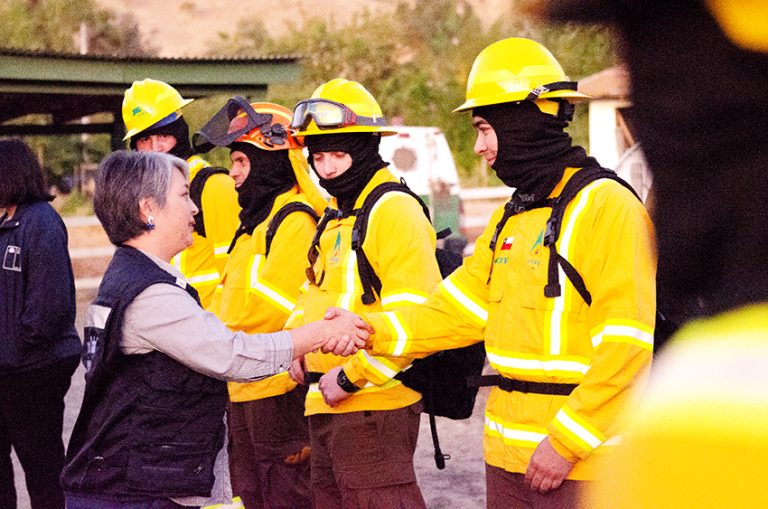 Ministra por incendio de Río Blanco: “Se han puesto a disposición completa todos los recursos necesarios para su combate”
