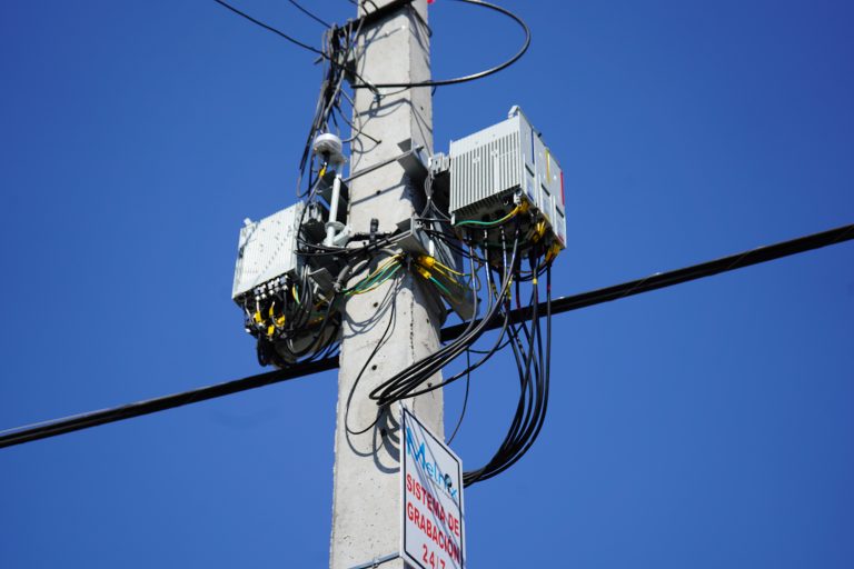 Vecinos molestos por fuerte ruido que proviene desde un aparato de telefonía