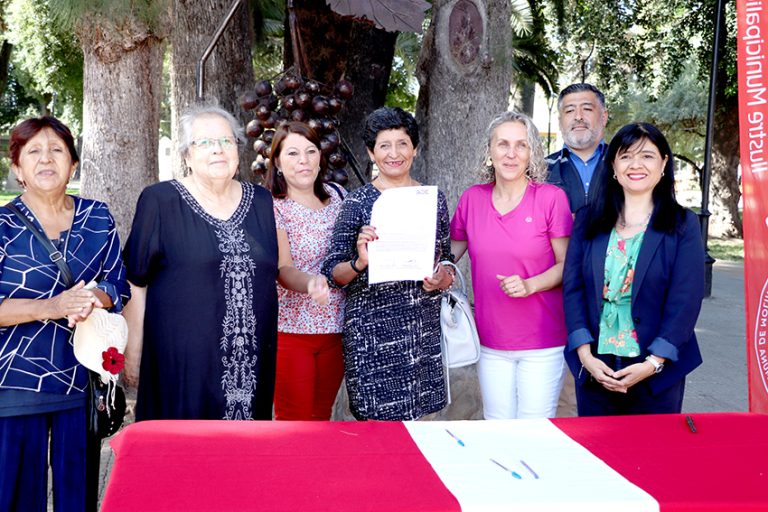 Molina firma convenio con la SEC para que vecinos puedan denunciar “cortes de luz”