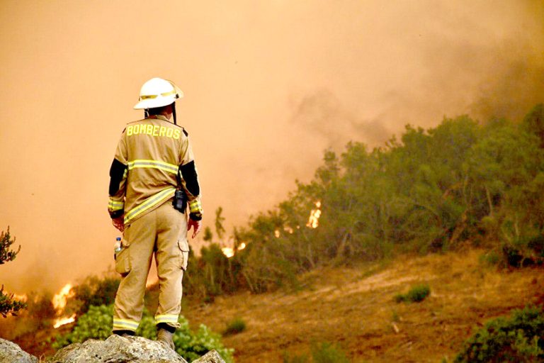 Arduo trabajo para mantener controlado incendio en El Durazno
