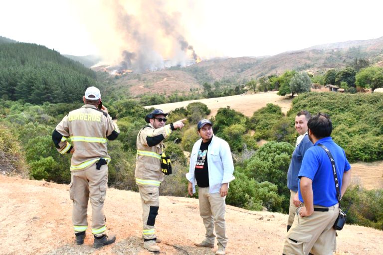 Decretan evacuación de El Durazno por incendio que mantiene en Alerta Roja a tres comunas