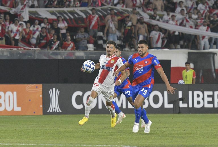 Derrota y polémico arbitraje en la Copa