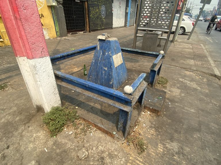 Molestia ante evidente “abandono” de monolito en homenaje a bombero mártir