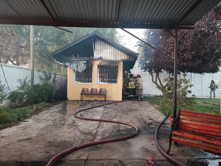 Incendio destruye oficina administrativa del Cementerio Parroquial de Molina