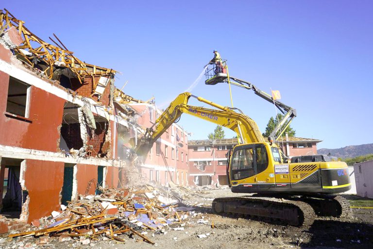 Inician demolición de blocks desalojados  para nueva construcción en Las Américas