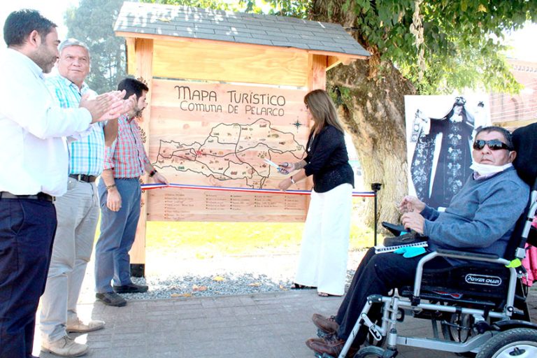 Inauguran mapa turístico en la principal plaza de Pelarco