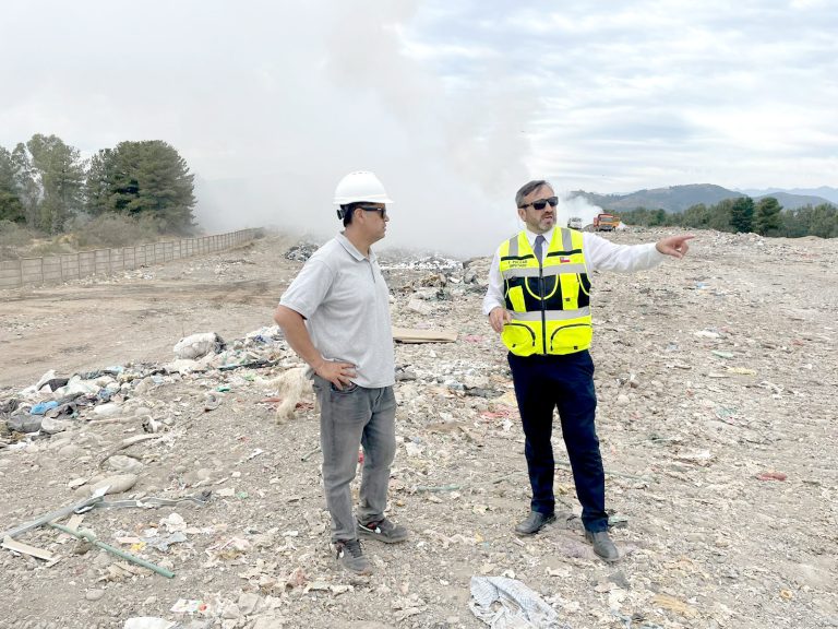 Solicitan rigurosa fiscalización por incendio en relleno sanitario