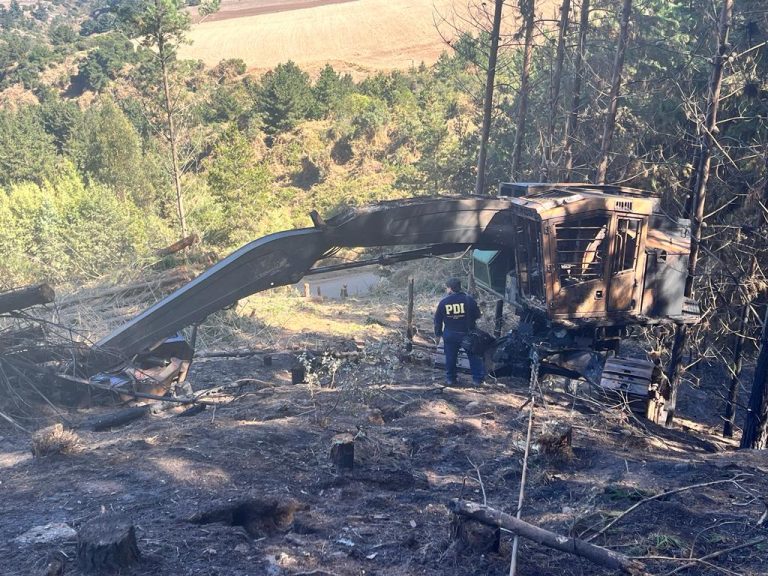 Desperfecto mecánico en retroexcavadora derivó en un incendio de carácter forestal
