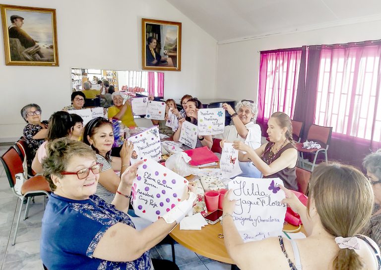 Mujeres bordadoras rindieron homenaje a sus pares estampando sus nombres en un lienzo