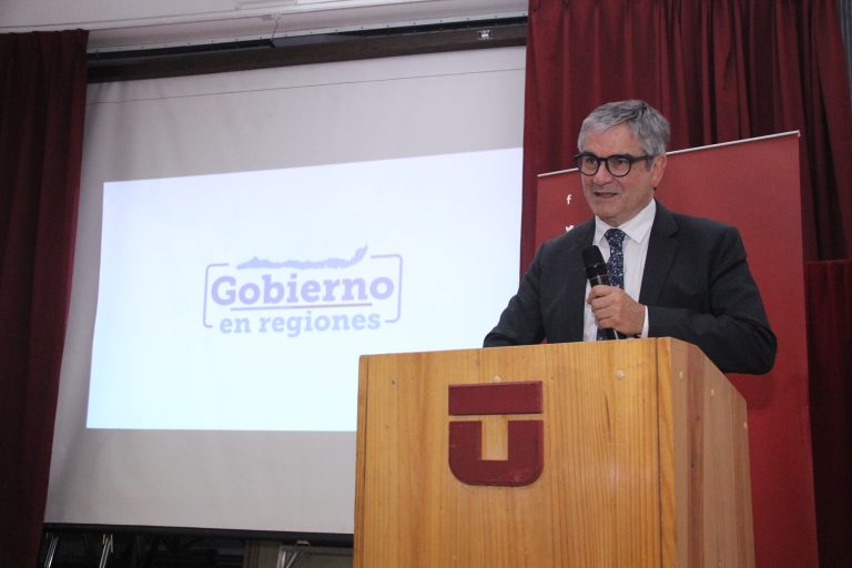 Ministro de Hacienda habló de pensiones en conversatorio realizado en Curicó