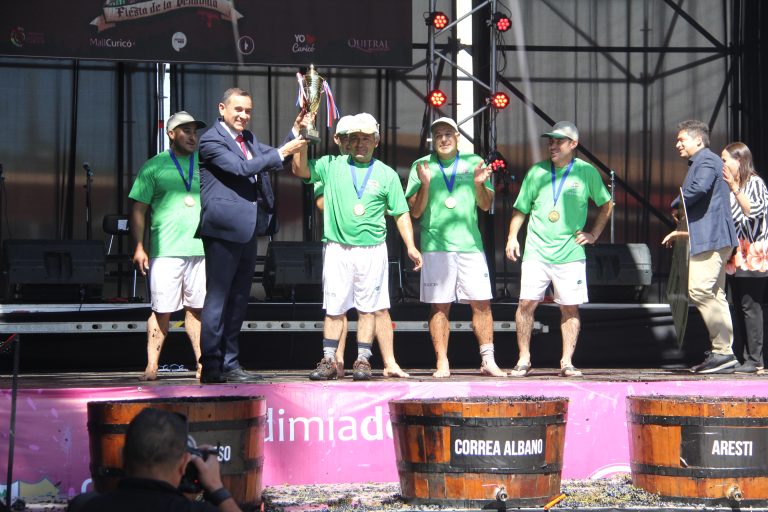 Viña Las Pitras vence en la competencia de pisadores de uva