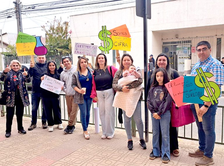 Apoderados exigen respuesta a sus demandas