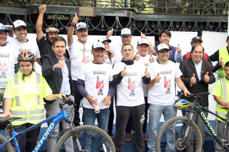 Ciclistas y autoridades se ponen la camiseta por “Monín”