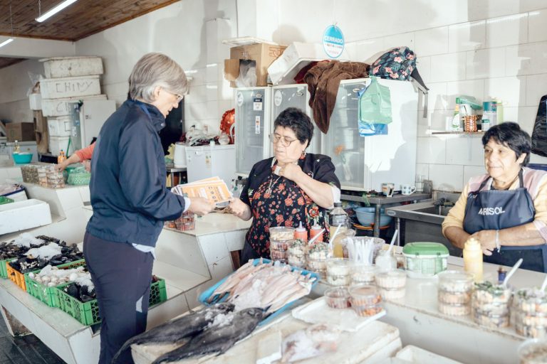 Fiscalizan productos del mar en mercados de Cauquenes y Pelluhue