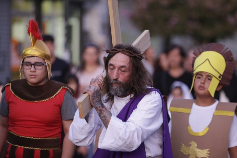 Maulinos participaron de Vía Crucis de Viernes Santo