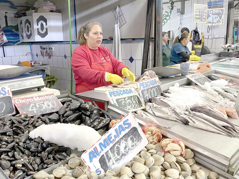 Felicur recibió a cientos de personas que buscaban pescados y mariscos