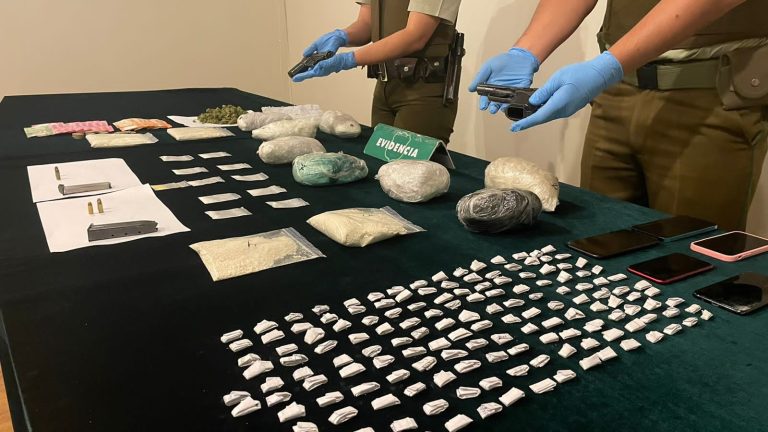 Decomisan droga, armas, dinero y vehículo robado