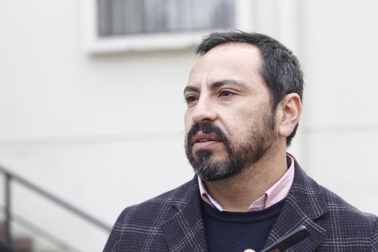 Edil Astaburuaga descartó “show político” en abandono de la reunión de concejo municipal