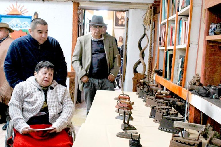 Inauguran exposición de planchas a carbón en taller de artesano pelarquino