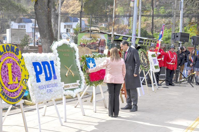 Con ofrendas florales se rindió homenaje a las Glorias Navales
