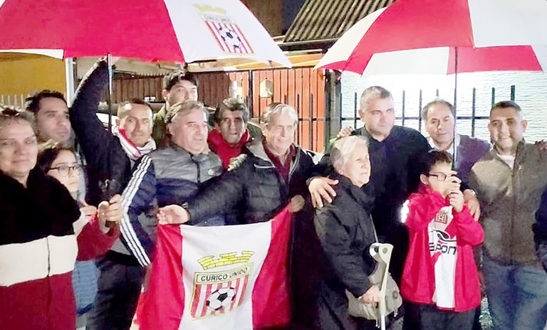 Hinchas llegan a la casa de Damián Muñoz